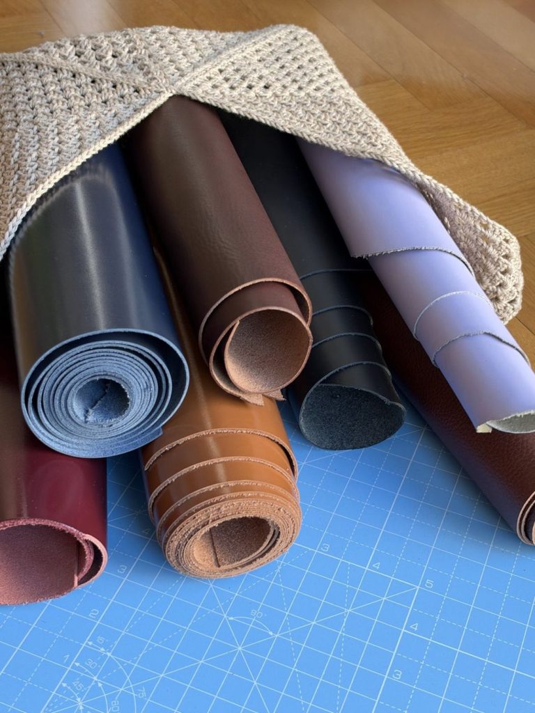 Rouleaux de cuir de différentes couleurs dans un panier
