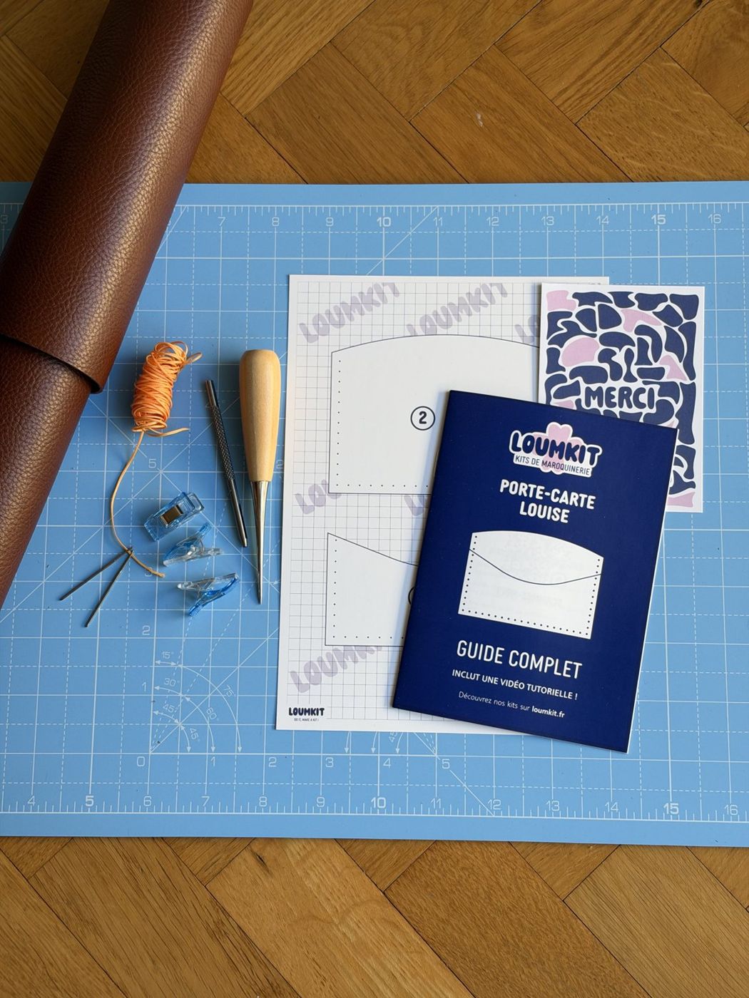 Un kit LOUISE complet avec sa carte de remerciement