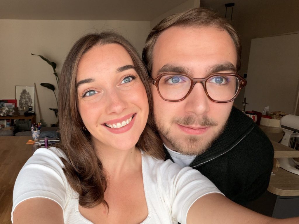 Louise et Maxime, les fondateurs de LoumKit, dans leur appartement à Paris