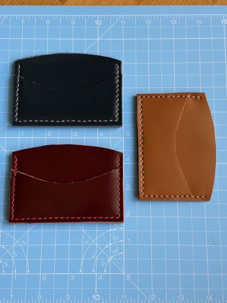Trois porte-cartes LOUISE en cuir noir, bordeaux et camel